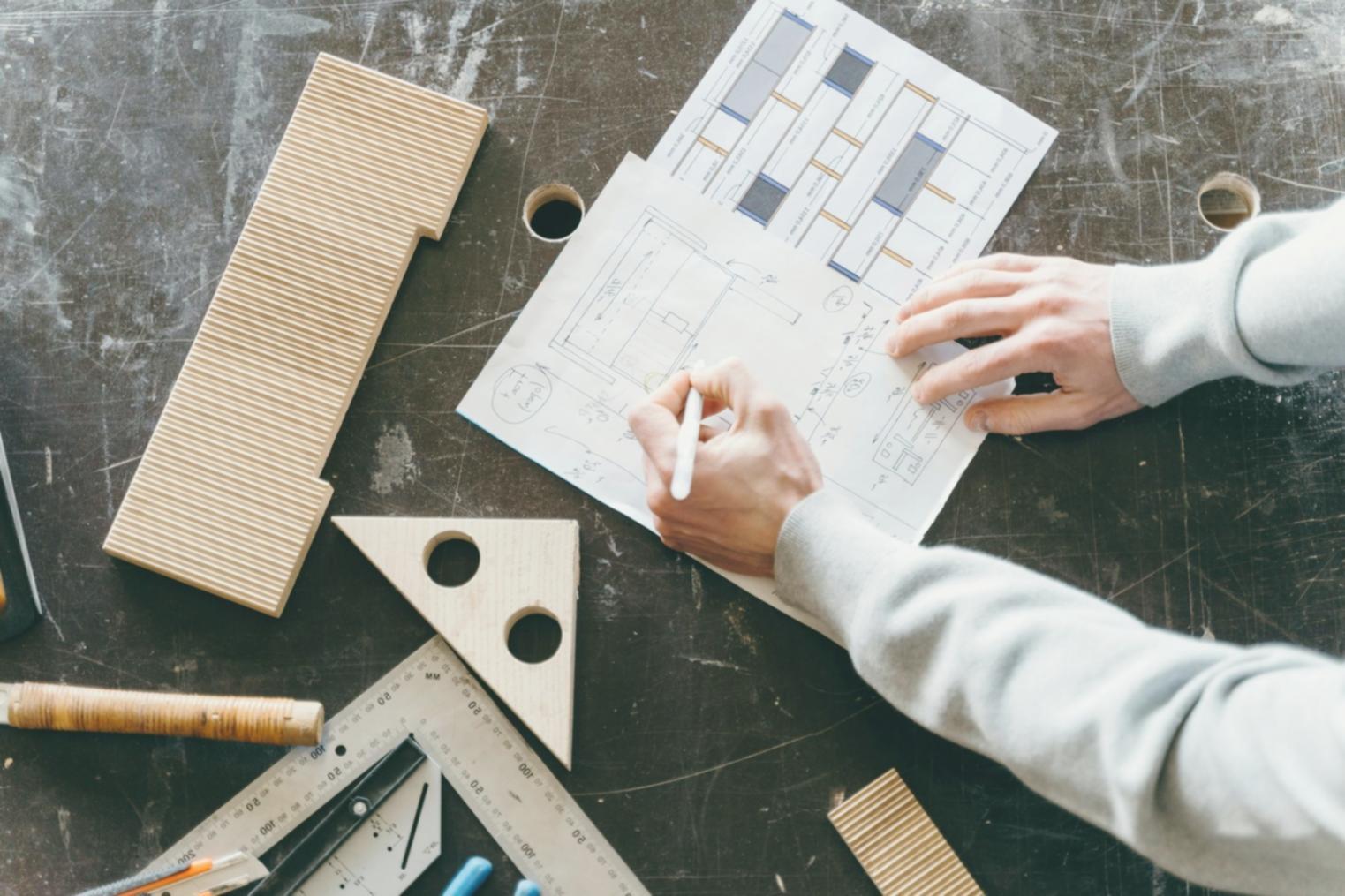 Espace de travail créatif avec matériel d'illustration numérique